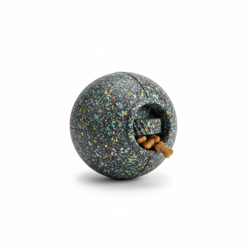 Bola dispensadora de petiscos EcoBounce Orbit sobre fundo branco